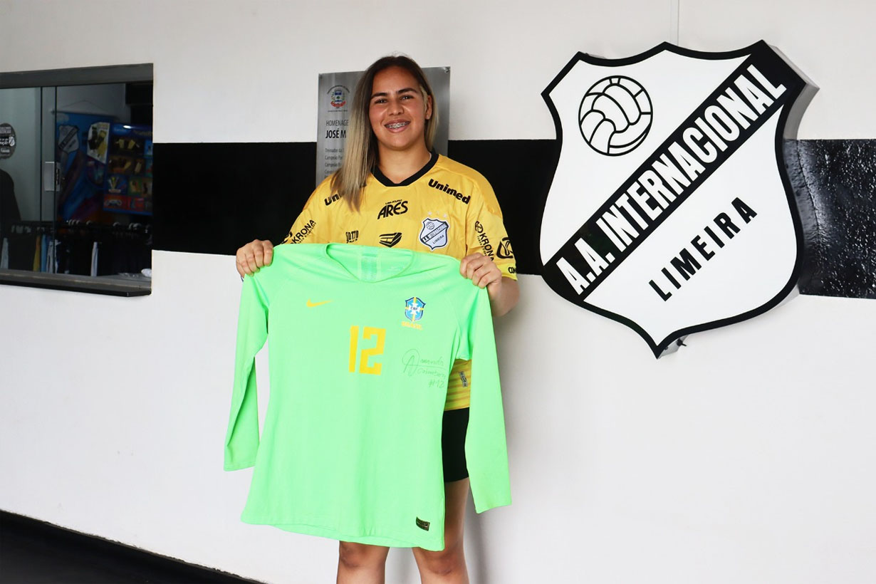 Goleira limeirense da Seleção Brasileira entrega camisa para Memorial