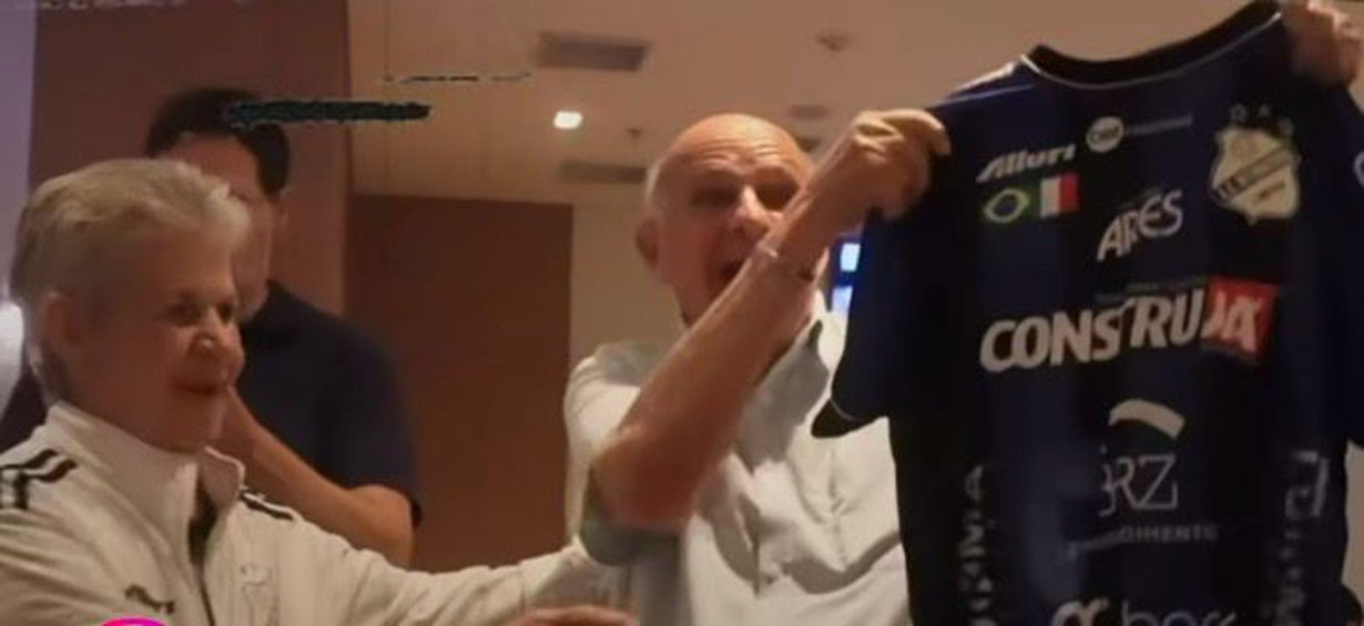 Lendário Pepe visita delegação da Inter em Santos