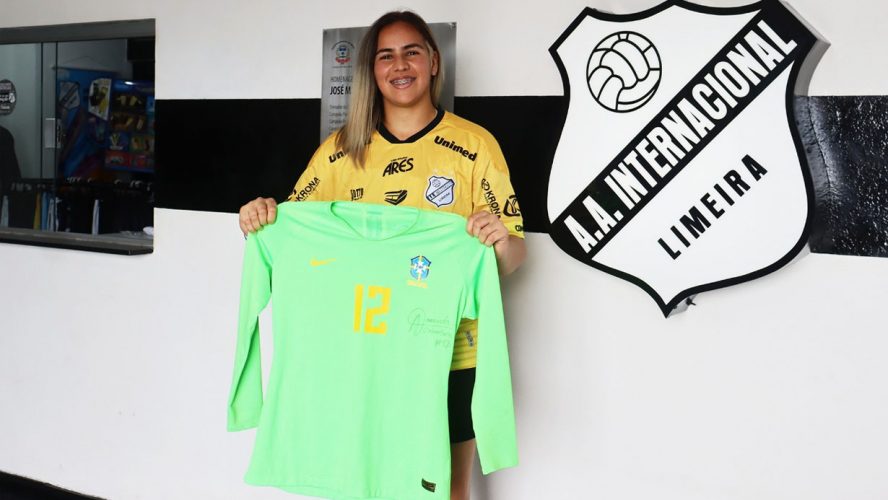 Goleira limeirense da Seleção Brasileira entrega camisa para Memorial