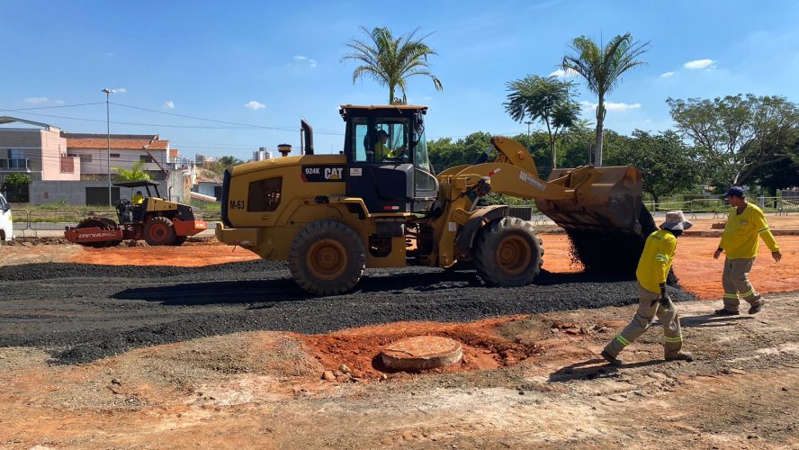 Após cratera, estacionamento do Limeirão é asfaltado